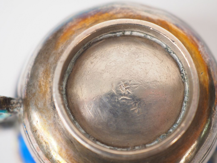 Petite tasse floriforme en argent finement décorée de fleurs de prunus