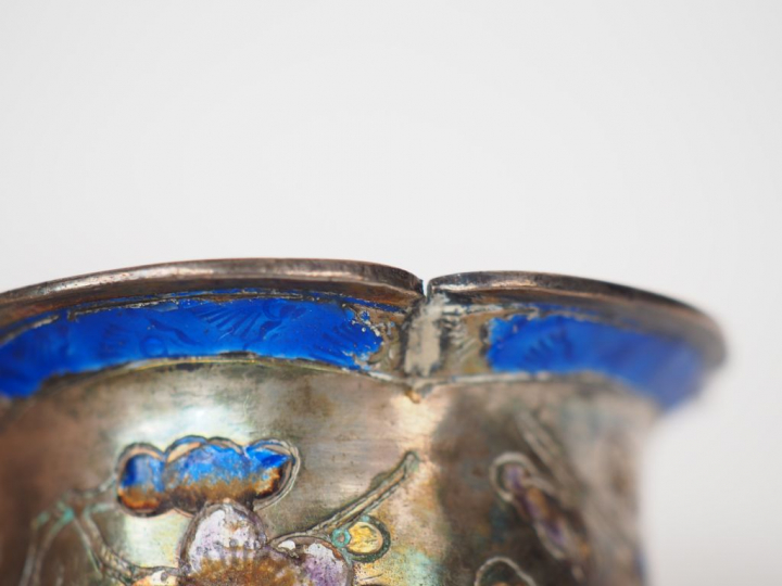 Petite tasse floriforme en argent finement décorée de fleurs de prunus