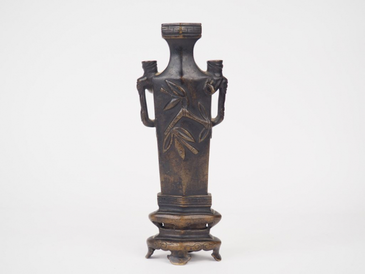 Vase soliflore de forme hexagonale en bronze de patine brune, ornée de