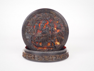 Vente aux enchères Boite circulaire couverte en écaille, finement décorée d'un pavillon e