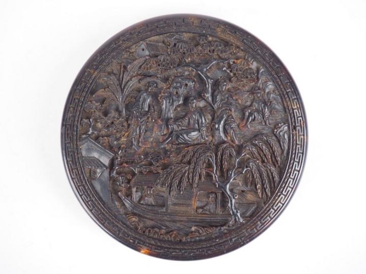 Boite circulaire couverte en écaille, finement décorée d'un pavillon e