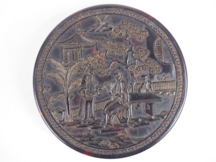 Boite circulaire couverte en écaille, finement décorée d'un pavillon e