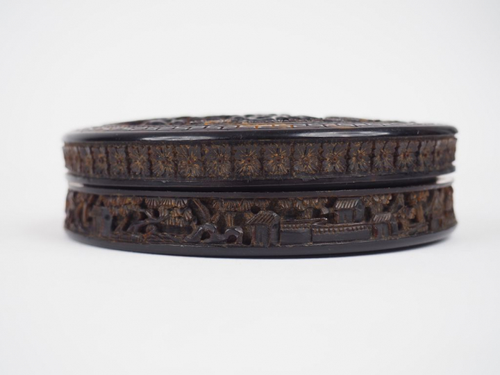Boite circulaire couverte en écaille, finement décorée d'un pavillon e