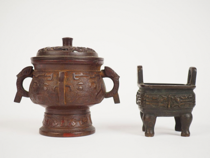 Brûle-parfum de forme archaïsante kouei en bronze à patine brun/rouge,