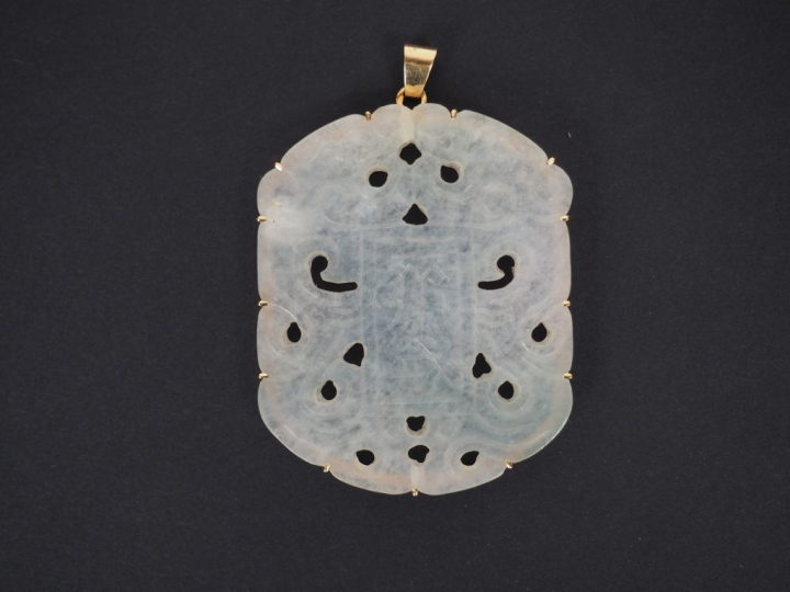 Pendentif en jadéite, sculptée de deux dragons affrontés au dessus de 