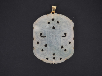 Vente aux enchères Pendentif en jadéite, sculptée de deux dragons affrontés au dessus de 