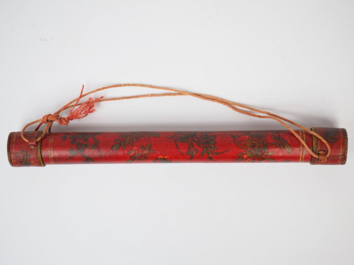 Etui à messages en bambou laqué rouge, à décor de chauves souris.  Chi