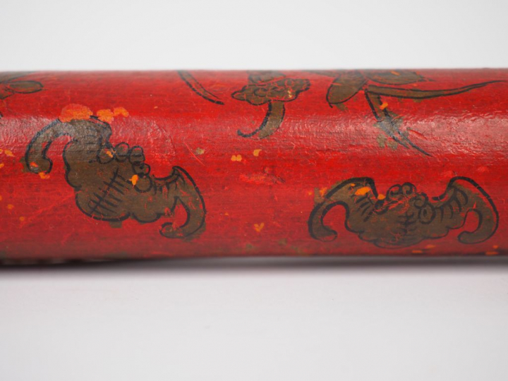 Etui à messages en bambou laqué rouge, à décor de chauves souris.  Chi