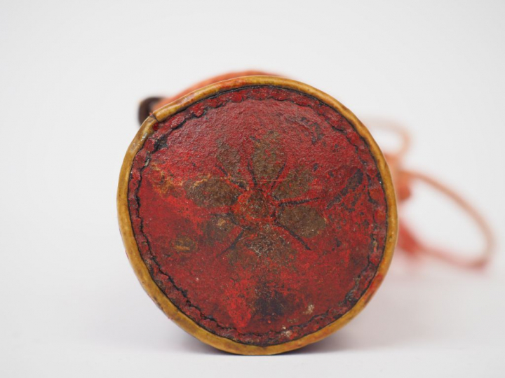 Etui à messages en bambou laqué rouge, à décor de chauves souris.  Chi