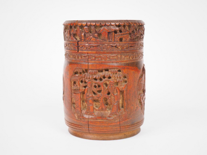 Pot à tabac en bambou sculpté de divers médaillons représentant des pe
