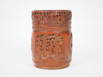 Vente aux enchères Pot à tabac en bambou sculpté de divers médaillons représentant des pe