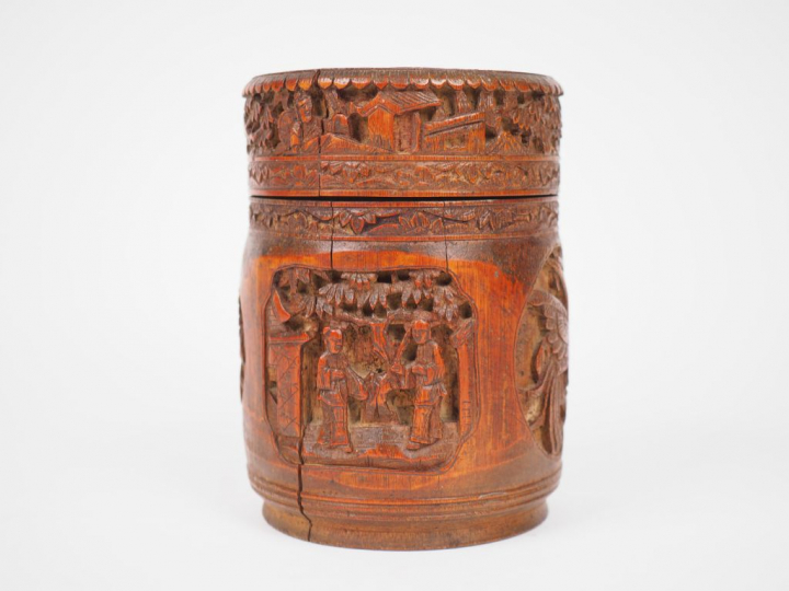 Pot à tabac en bambou sculpté de divers médaillons représentant des pe