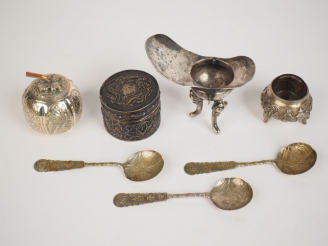 Vente aux enchères Lot comprenant : - un vase jue en argent - un petit saleron tripode en