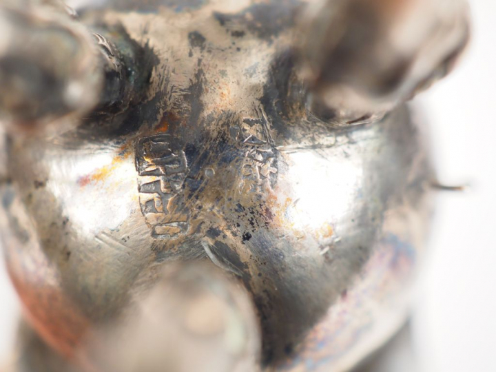 Lot comprenant : - un vase jue en argent - un petit saleron tripode en