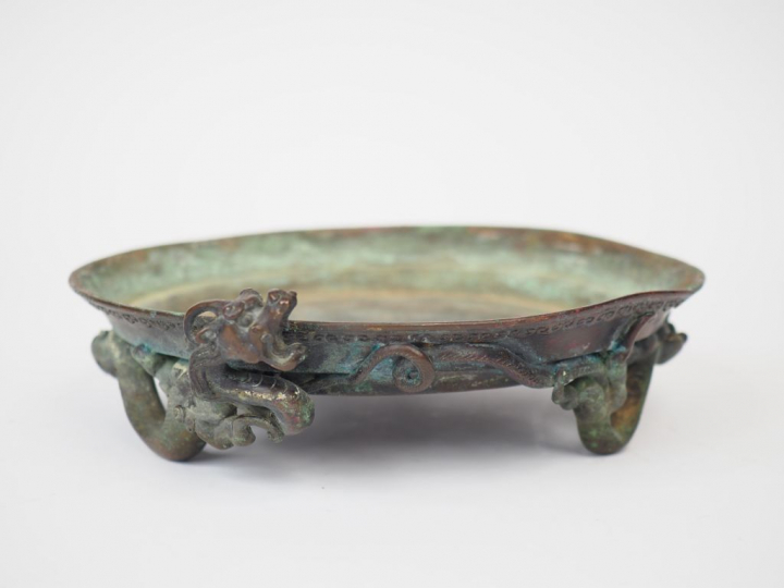 Présentoir tripode reposant sur des dragons en bronze.  Chine du Sud. 