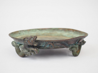 Vente aux enchères Présentoir tripode reposant sur des dragons en bronze.  Chine du Sud. 