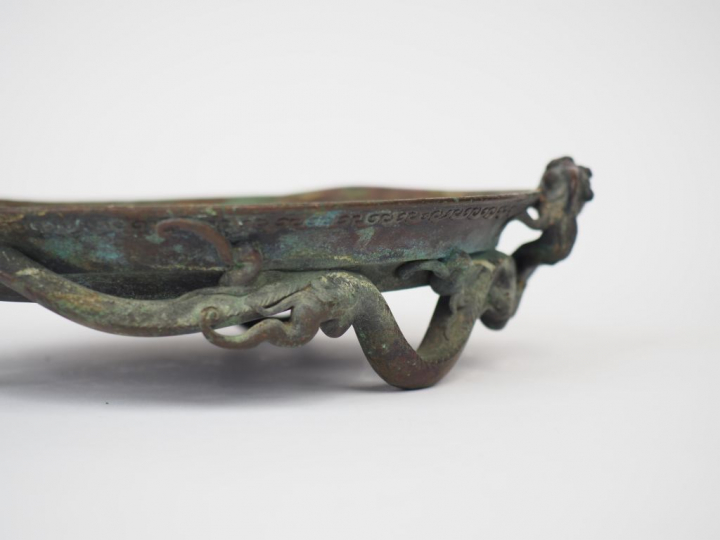 Présentoir tripode reposant sur des dragons en bronze.  Chine du Sud. 