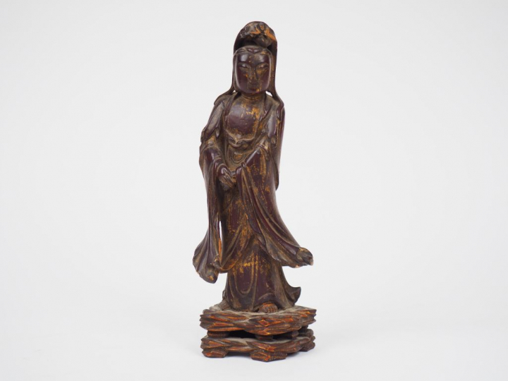 Statuette en bois laqué brun rouge anciennement doré à la feuille de b