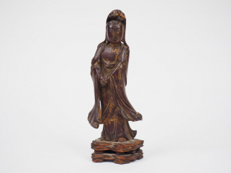 Vente aux enchères Statuette en bois laqué brun rouge anciennement doré à la feuille de b