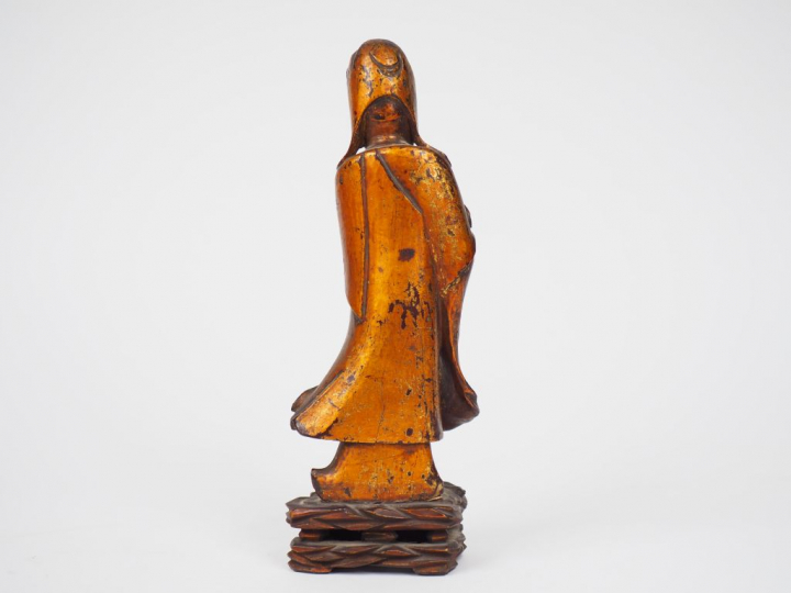 Statuette en bois laqué brun rouge anciennement doré à la feuille de b