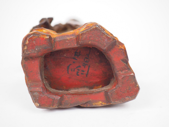 Statuette en bois laqué brun rouge anciennement doré à la feuille de b