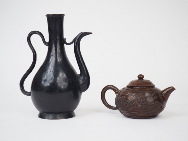 Ensemble comprenant :  - petite théière en bronze, finement décorée d'