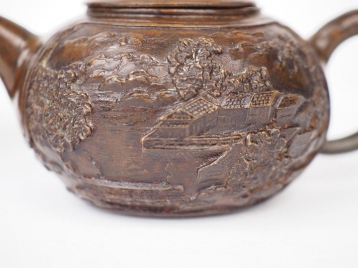 Ensemble comprenant :  - petite théière en bronze, finement décorée d'