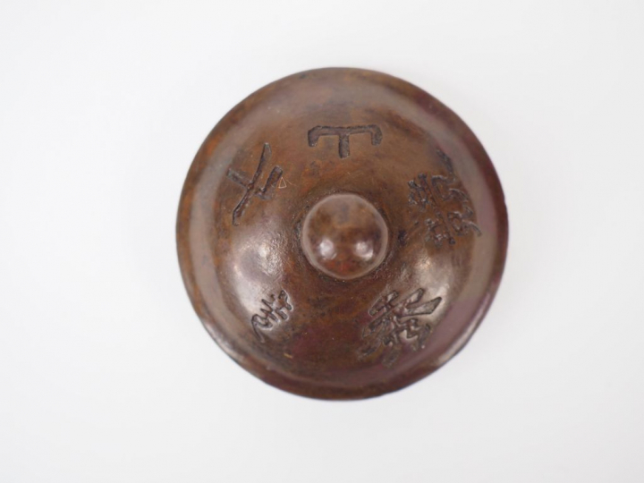 Ensemble comprenant :  - petite théière en bronze, finement décorée d'