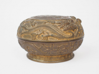 Vente aux enchères Boite couverte en bronze, à décor ciselé de dragon poursuivant la perl