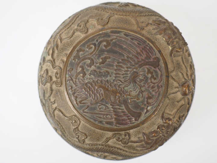 Boite couverte en bronze, à décor ciselé de dragon poursuivant la perl