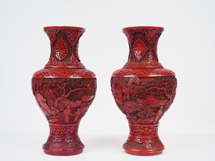 Paire de vases balustre à l'imitation de la laque de cinabre, à décor 