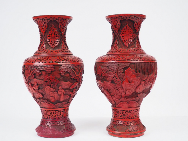 Paire de vases balustre à l'imitation de la laque de cinabre, à décor 