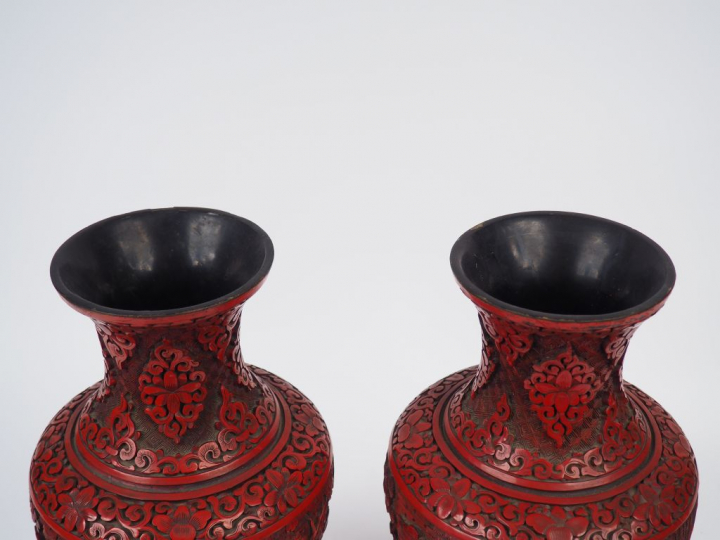 Paire de vases balustre à l'imitation de la laque de cinabre, à décor 