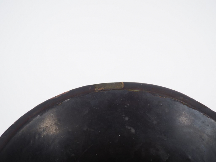 Paire de vases balustre à l'imitation de la laque de cinabre, à décor 