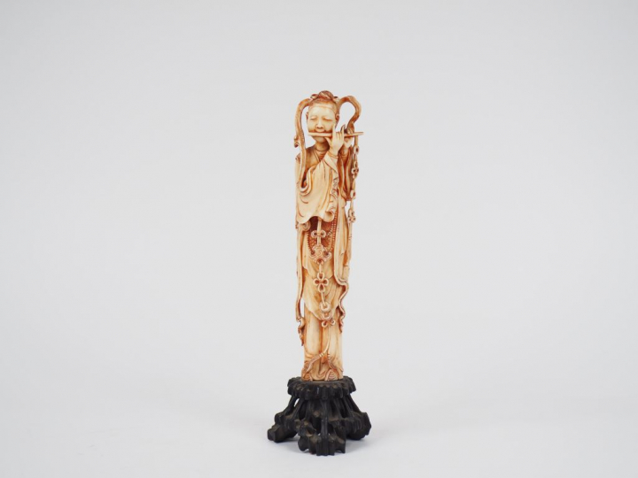Statuette en ivoire représentant une jeune femme jouant de la flute, s