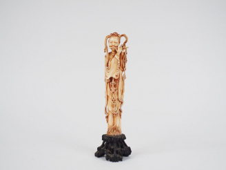 Vente aux enchères Statuette en ivoire représentant une jeune femme jouant de la flute, s