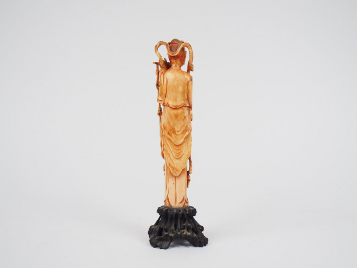 Statuette en ivoire représentant une jeune femme jouant de la flute, s