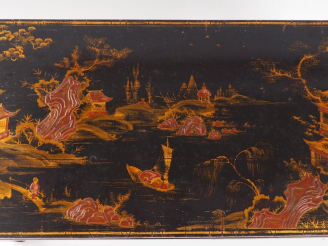 Vente aux enchères Table basse à plateau laqué brun rouge et or, représentant des pagodon