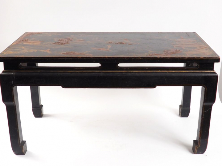 Table basse à plateau laqué brun rouge et or, représentant des pagodon