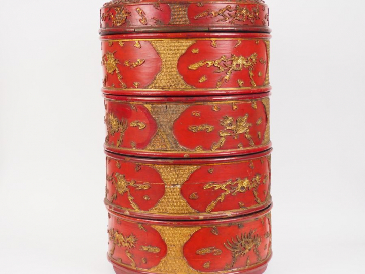 Grand coffre cylindrique à étoffes à quatre compartiments en bois laqu