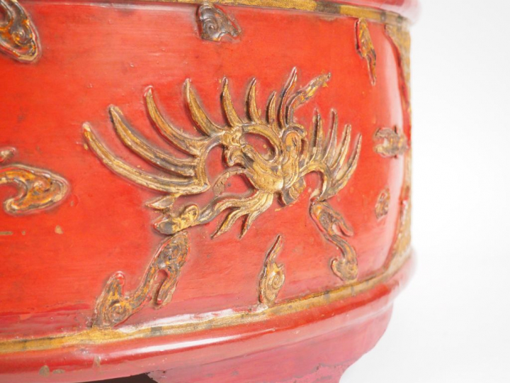 Grand coffre cylindrique à étoffes à quatre compartiments en bois laqu