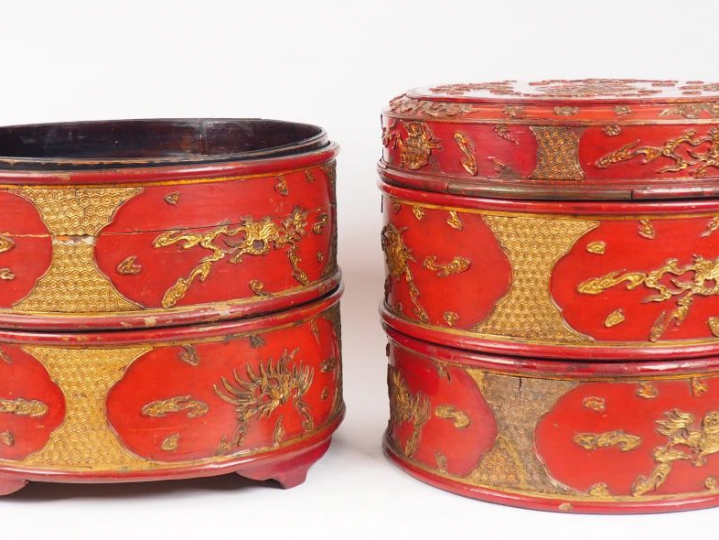 Grand coffre cylindrique à étoffes à quatre compartiments en bois laqu