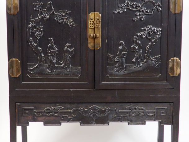 Cabinet ouvrant à deux portes et son piètement en bois de fer. Les deu