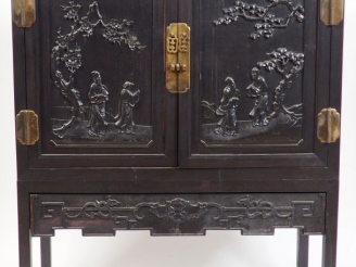 Vente aux enchères Cabinet ouvrant à deux portes et son piètement en bois de fer. Les deu