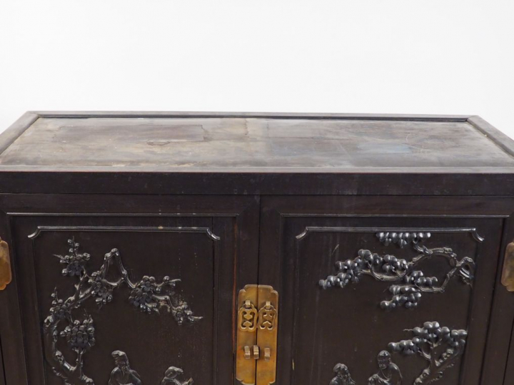 Cabinet ouvrant à deux portes et son piètement en bois de fer. Les deu