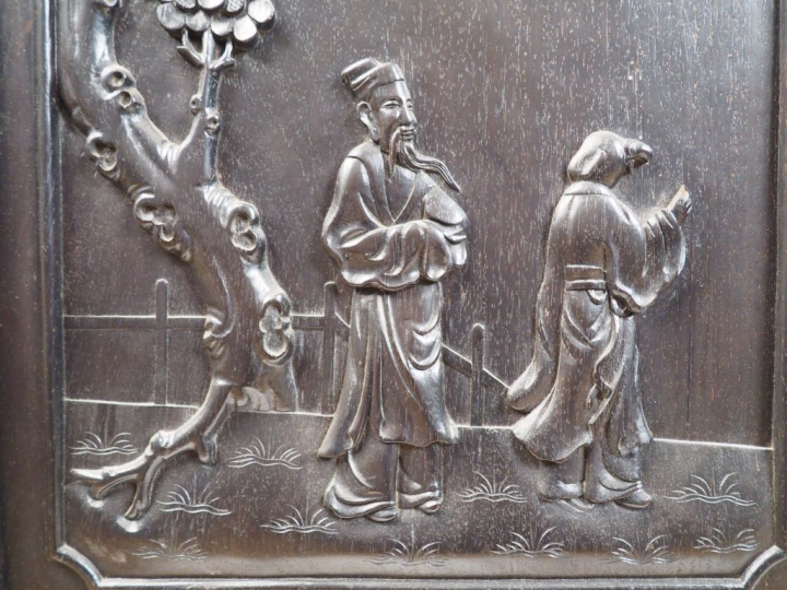 Cabinet ouvrant à deux portes et son piètement en bois de fer. Les deu