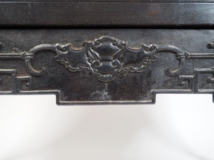 Cabinet ouvrant à deux portes et son piètement en bois de fer. Les deu