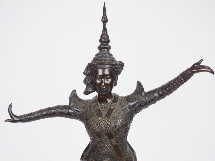 Importante statuette en bronze de belle patine représentant une danseu