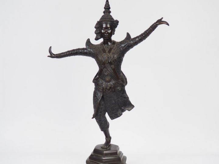 Importante statuette en bronze de belle patine représentant une danseu