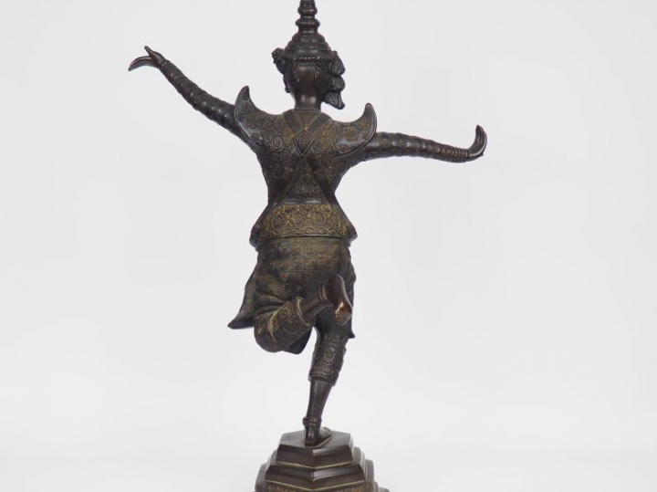 Importante statuette en bronze de belle patine représentant une danseu